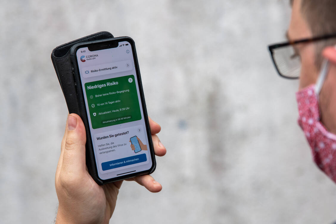 Wer die Corona-Warn-App nutzt, kann sich damit jetzt auch über QR-Codes der Luca-App einchecken. / Foto: Adobe Stock/ Soeren Sprenger
