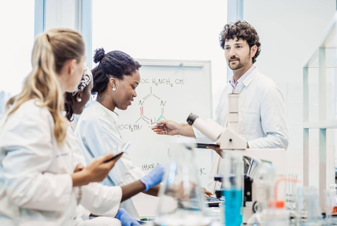 Die PTA-Ausbildung findet größtenteils in der Schule statt. / Foto: Getty Images/sanjeri