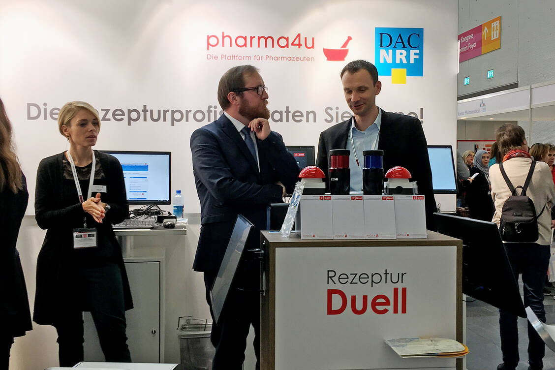 Auch das beliebte Rezeptur-Duell von DAC/NRF und Pharma4u, das einige Besucher sicher von der Expopharm kennen, fand wieder am Stand statt. / Foto: PZ/Arzbach
