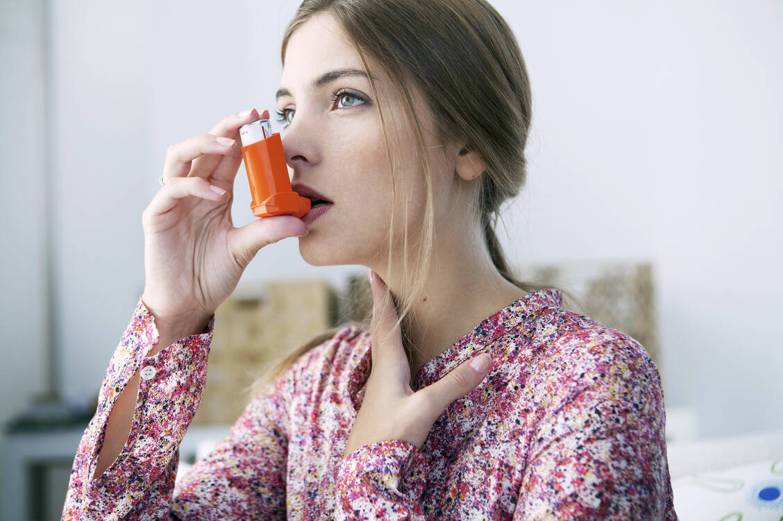 Die Anwendung von Inhalatoren ist nicht selbsterklärend. Hier ist die Beratungskompetenz von Apothekern und PTA gefragt. / Foto: Fotolia/B. BOISSONNET / BSIP