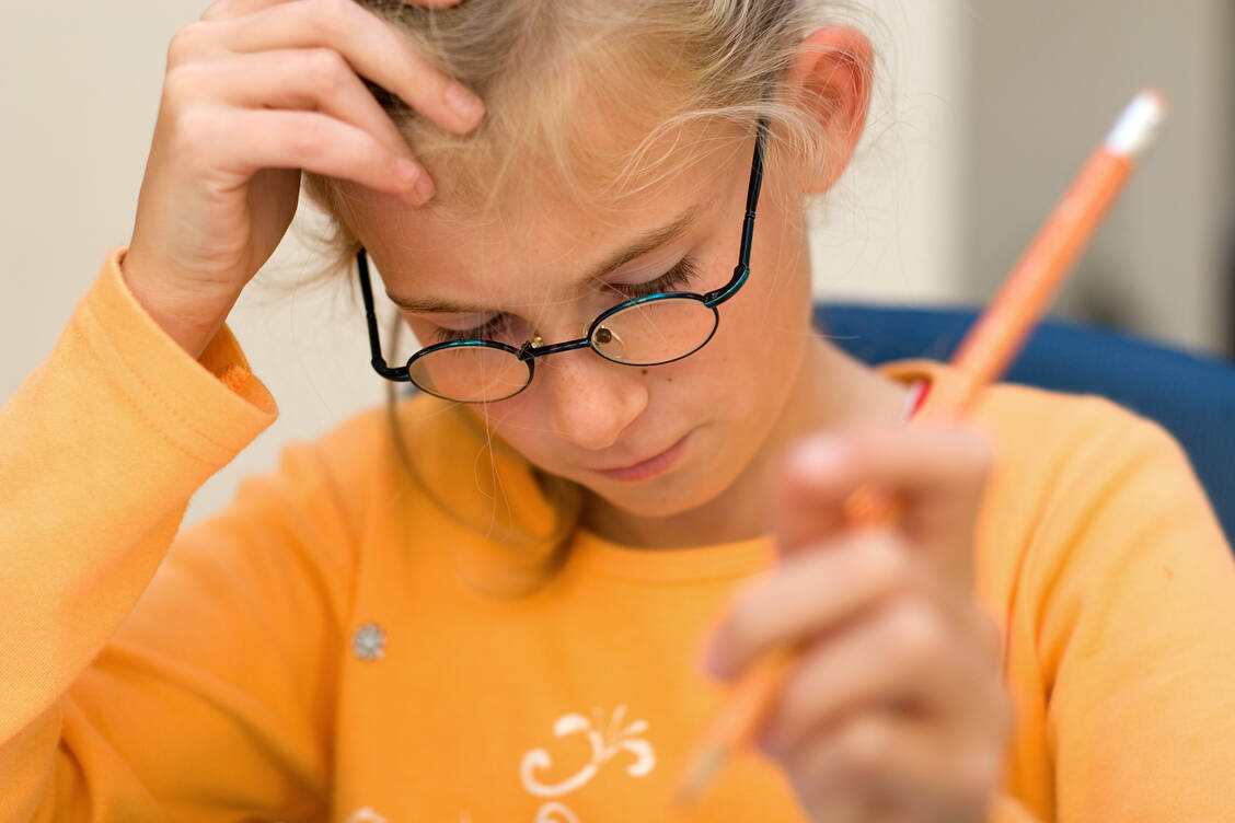 Konzentration? Kein Problem! Linkshänder werden heutzutage nicht mehr auf die rechte Hand umgewöhnt. Das ist auch gut so, denn eine solche Umschulung kann unter anderem die Ursache für Gedächtnis- und Konzentrationsprobleme sowie Lese- und Rechtschreibschwierigkeiten sein. / Foto: Adobe Stock/Ramona