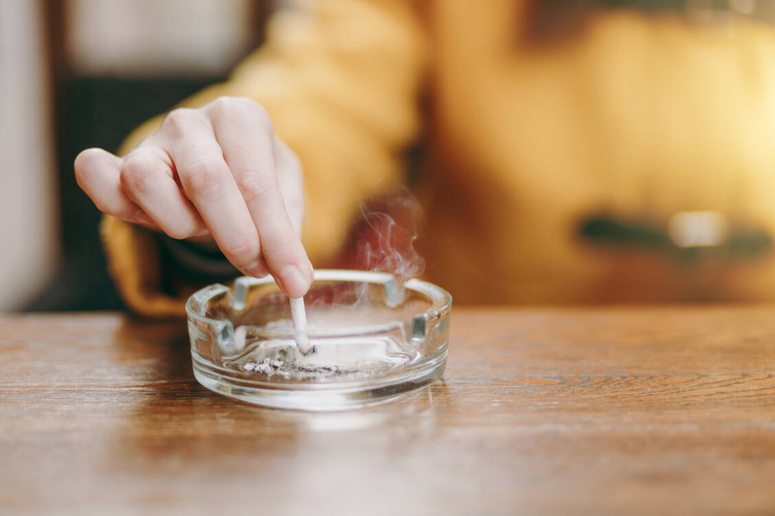 Mit dem Rauchen aufzuhören, lohnt sich in jedem Alter: Kurzatmigkeit, Husten und Leistungsschwäche verbesserten sich schon nach Tagen und wenigen Wochen. / Foto: Adobe Stock/ViDi Studio