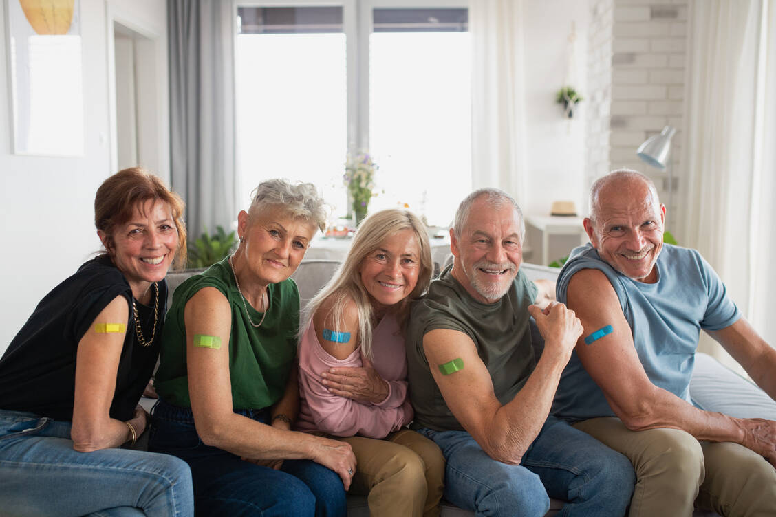 Ab 60 Jahren sollte man verstärkt Schutzimpfungen in Anspruch nehmen, um gesund zu altern. Die Auffrischung des Schutzes gegen Influenza sollte immer auf dem Programm stehen.  / © Adobe Stock/Halfpoint