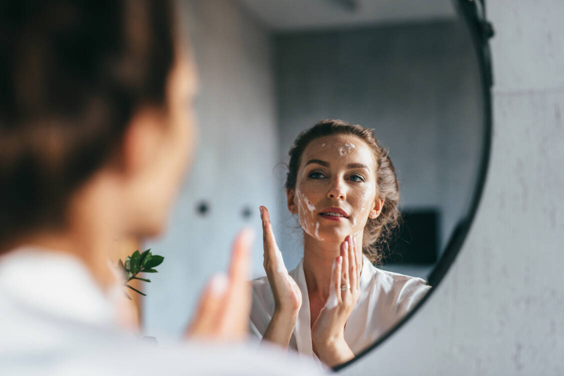 Viele kosmetische Hautpflegeprodukte sind leicht alkalisch, das heißt, sie haben einen pH-Wert zwischen 7 und 8. Das kann dem Hautmikrobiom schaden. / © Adobe Stock/undrey