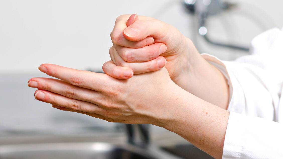Eine Ausnahmeregelung macht es möglich: Zeitlich begrenzt dürfen Apotheker Hände-Desinfektionsmittel nun selbst herstellen. / Foto: Fotolia/Gerhard Seybert