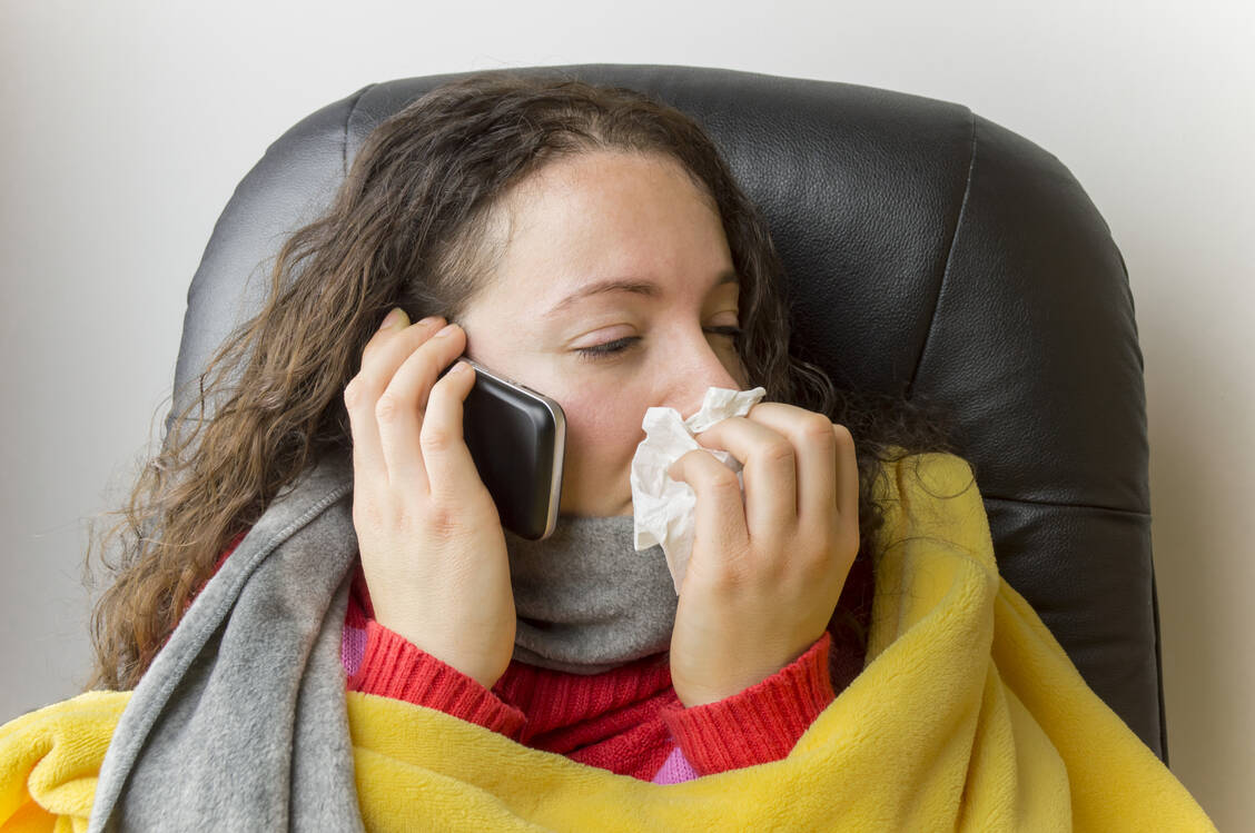 Bei Erkältung Anruf! Um Ärzte zu entlasten und sich im Wartezimmer nicht anzustecken sind ab sofort in bestimmten Fällen Krankschreibungen per Telefon möglich. / Foto: Shutterstock/cunaplus
