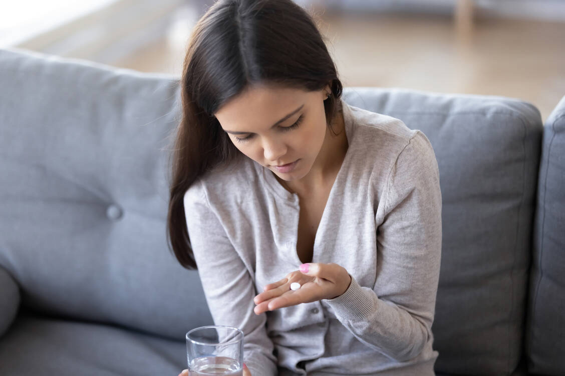 Schmerzmittel wie Ibuprofen, Diclofenac oder Naproxen wirken unterschiedlich auf Magen und Herz. / © Adobe Stock/fizkes