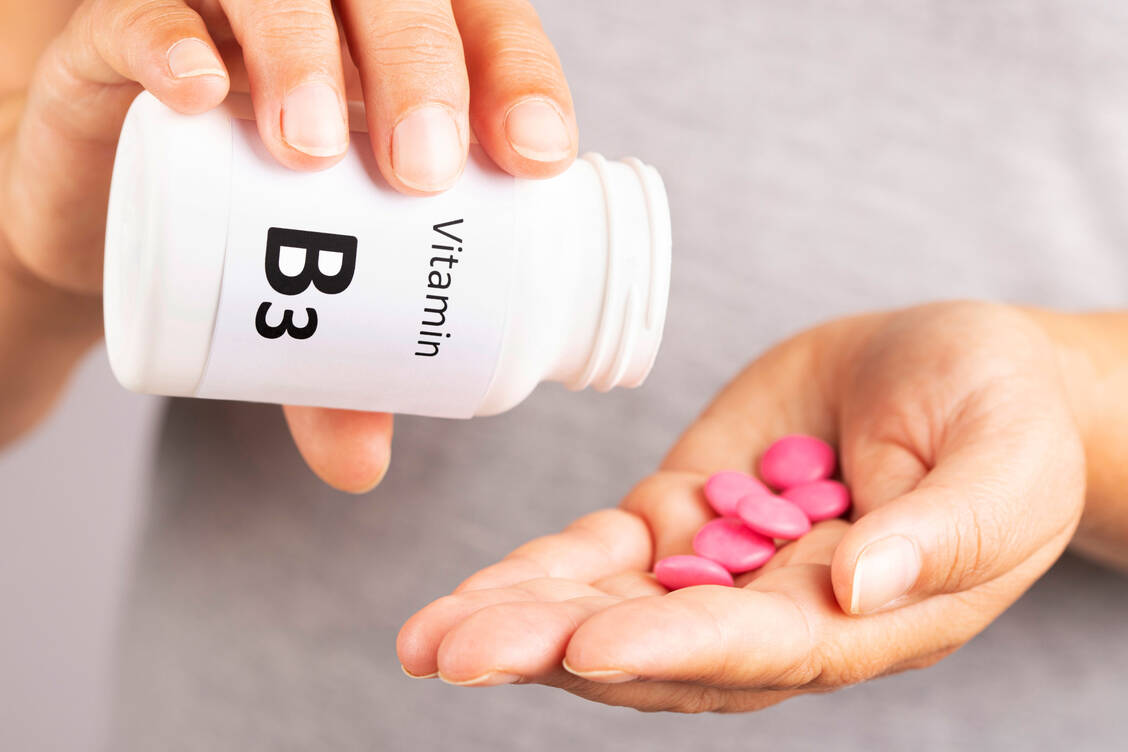 Nahrungsergänzungsmitteln wird als Niacin-Quelle meist Nicotinsäure oder Nicotin(säure)amid zugesetzt. / Foto: Getty Images/pepifoto