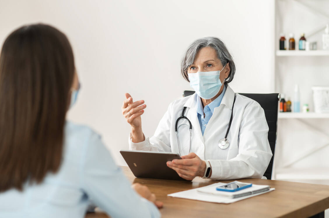Angesichts dieser Vielfalt an Symptomen, die teils deutlich nach einer Covid-Erkrankung auftreten, ist es schwierig für Hausärzte, Probleme ihrer Patienten die Erkrankung zurückzuführen. Eine Leitlinien soll nun dabei helfen. / Foto: Adobe stock/Вадим Пастух