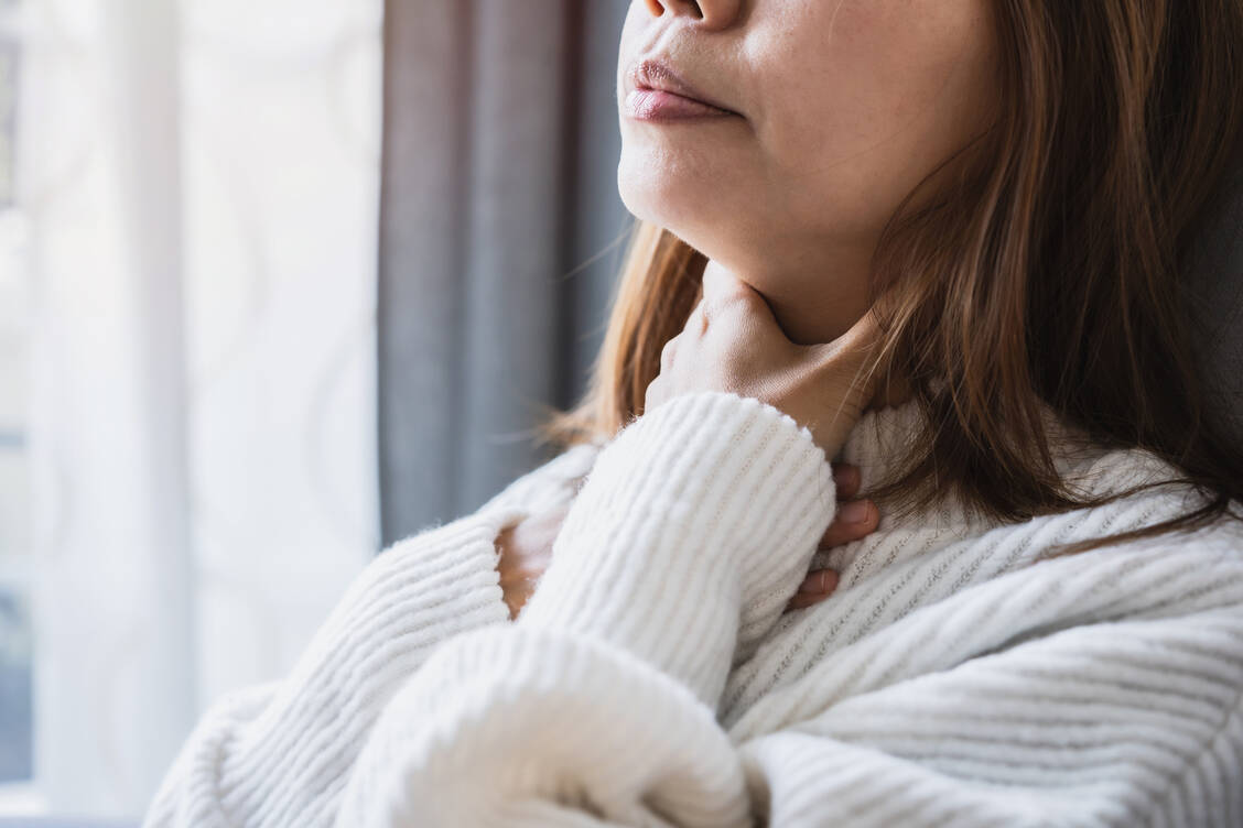Benzydamin kann in Form von Lutschtabletten oder Spray bei akuten Halsschmerzen eingesetzt werden. / Foto: Getty Images/Kittiphan Teerawattanakul/EyeEm