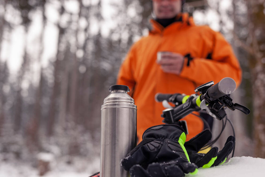 Wer Sport treibt, sollte einen Liter mehr pro Tag trinken – auch im Winter und an den Tagen ohne Sport. / Foto: Getty Images/Westend61