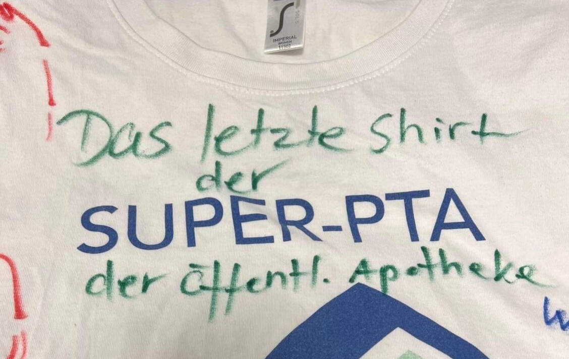 Die Initiatoren rufen dazu auf, ihre Probleme auf die Kittel zu schreiben. / Foto: Freie Apothekerschaft