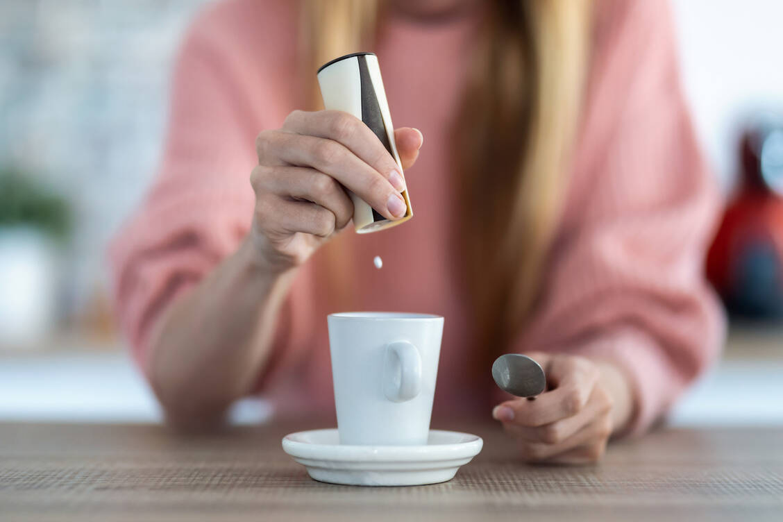 Zuckerfreie Süßstoffe können synthetisch hergestellt oder aus Pflanzen gewonnen werden. / Foto: Getty Images/nensuria