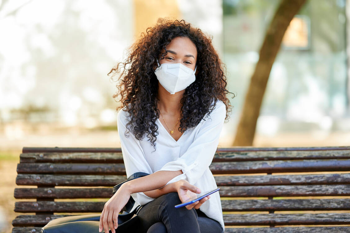 Kaum ist die Sonne draußen, verbringen die Menschen mehr Zeit unter freiem Himmel. Manche tragen aus Vorsicht vor dem Coronavirus dann auch draußen eine Maske. / Foto: Getty Images/Kiko Jimenez