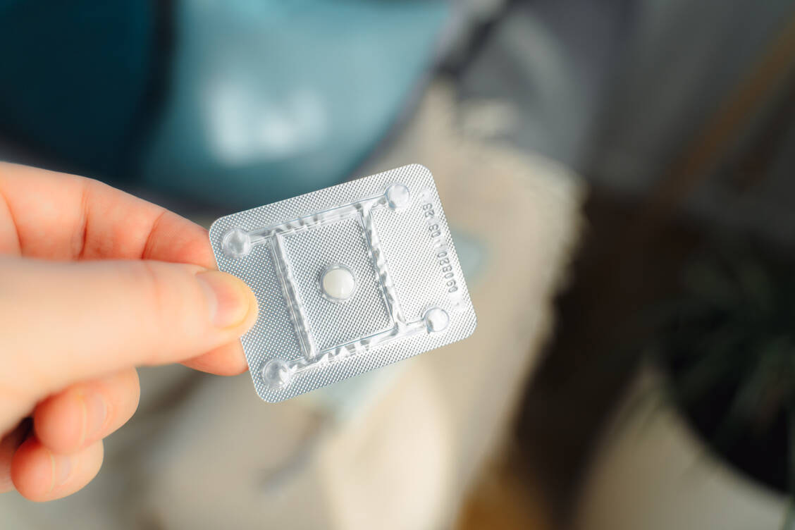 Die Einnahme eines Notfallkontrazeptivums sollte möglichst bald nach dem ungeschützten Geschlechtsverkehr erfolgen. / © Adobe Stock/cinematri