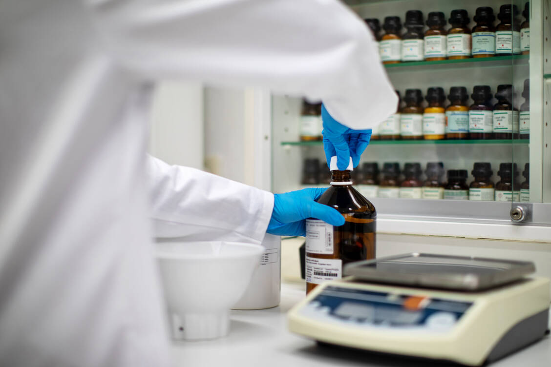 Die niederländische Vorschrift sieht Glycerol 85 % als Basis der Lösung vor. (Symbolbild) / © Getty Images/Luis Alvarez