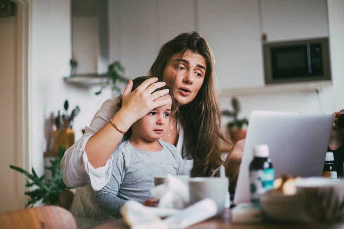 Wer bei »Dr. Google« nach Symptomen, Krankheiten und Behandlungsmethoden sucht, sollte gewarnt sein: Angaben im Internet tendieren dazu, bereits vorhandene – nicht immer gesundheitsfördernde – Meinungen zu bestätigen. / Foto: Getty Images/Maskot