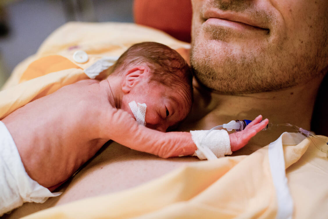 Der erste Hautkontakt muss nicht zwangsläufig mit der Mutter erfolgen. Es kann auch der Vater oder eine andere Betreuungsperson sein. / Foto: Getty Images/Jana Richter