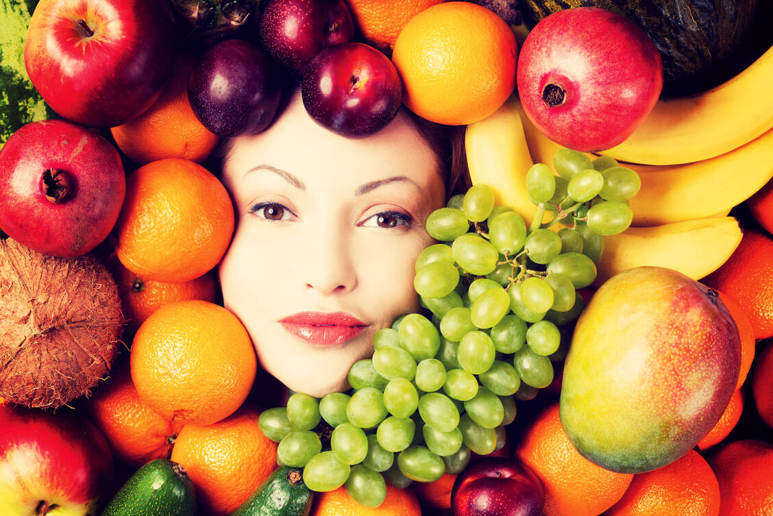 Vitamine sind eine sehr heterogene Stoffgruppe und dennoch haben sie eine Gemeinsamkeit: Sie nehmen auf zahlreiche Stoffwechselvorgänge in unserem Körper Einfluss.  / Foto: Shutterstock/Piotr Marcinski