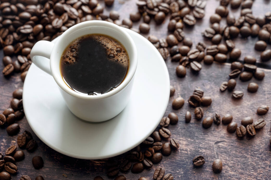 Der wachmachende Effekt des Kaffees geht auf das enthaltene Koffein zurück. Manche Menschen verstoffwechseln das Purin-Alkaloid aufgrund einer genetischen Variation langsamer als andere. / Foto: Getty Images/fermate