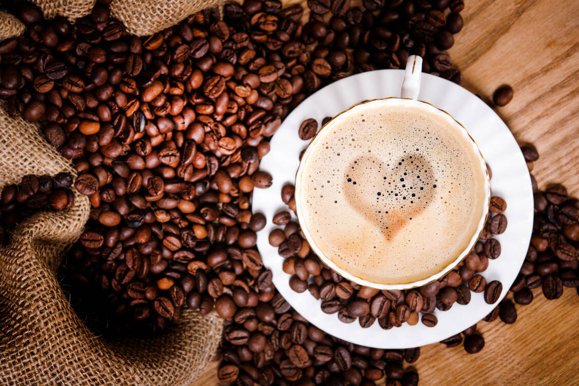 Beim Kaffeegenuss wird der maximale Koffein-Blutspiegel nach 15 Minuten bis 2 Stunden erreicht. Die Halbwertszeit von Koffein beträgt bei Erwachsenen etwa 2,5 bis 4,5 Stunden, kann sich aber individuell unterscheiden. / © Getty Images/stock_colors