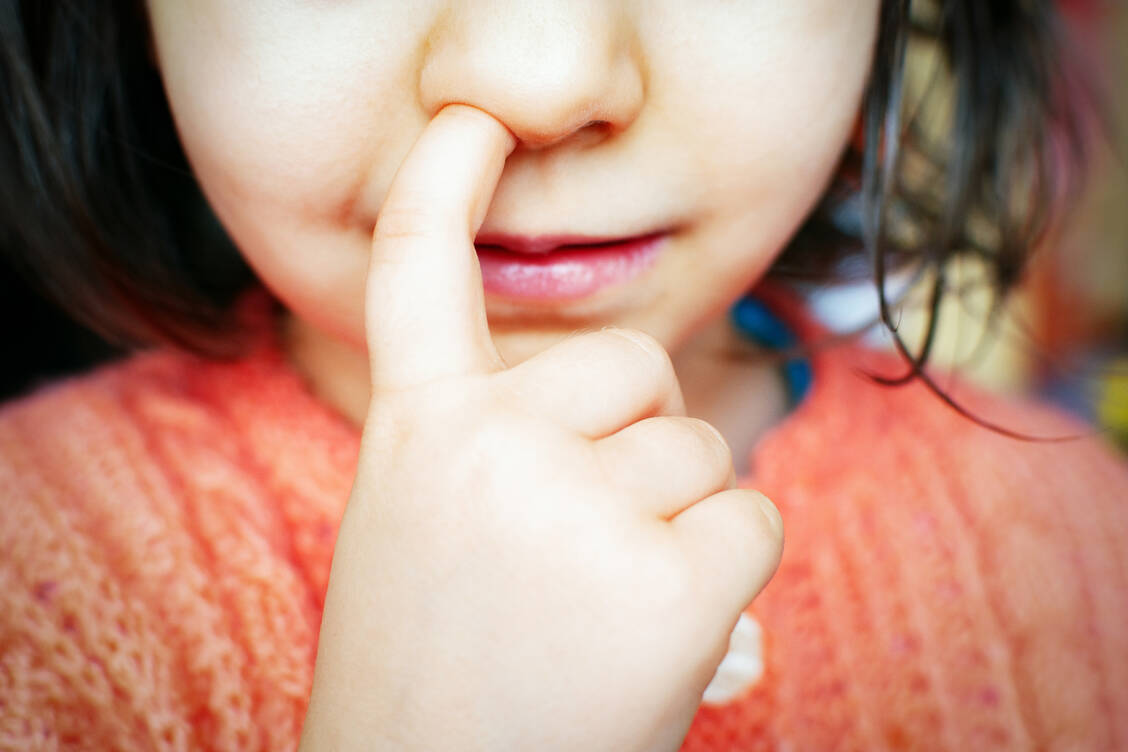 Kinder bohren in ihrer Entdeckungsphase gerne mal in der Nase. Der Inhalt ist auch gar nicht ungesund, der Vorgang des Popelns kann jedoch schädlich sein – erst recht in Zeiten einer Virus-Pandemie. / Foto: Getty Images/Denis Bezobrazov/EyeEm