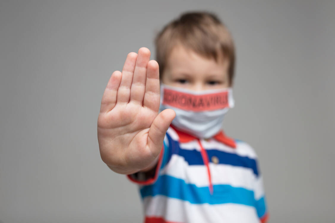 Bitte Abstand halten! Dass das gar nicht nötig ist, verbreitet gerade ein Ökonom in zahlreichen Medien. Hat er recht? Zeit, die Fakten darzulegen und einige Hintergründe zu erklären. / Foto: Adobe Stock/and.one