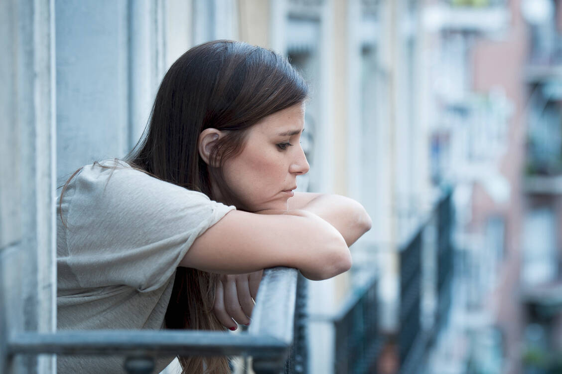 Während der Einschränkungen durch die Corona-Pandemie hat sich die Belastung mit schweren depressiven Symptomen vor allem in der jungen Bevölkerung verstärkt. / Foto: Fotolia/Wordley Calvo Stock