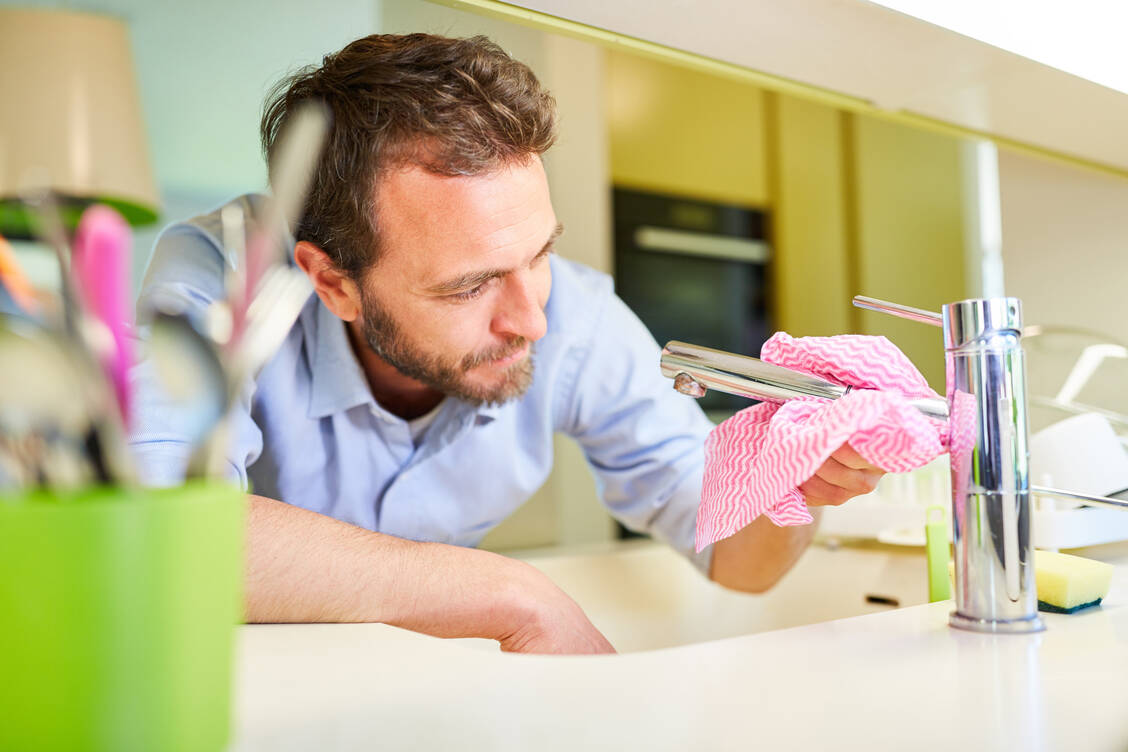 Nur nicht übertreiben! Einfache Reinigungsmittel sind im Haushalt ausreichend. / © Adobe Stock/Robert Kneschke