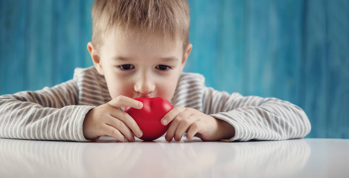 In Deutschland wird etwa jedes 100. Kind mit einem Herzfehler geboren. Dank guter Behandlungsmöglichkeiten erreichen heute mehr als 90 Prozent von ihnen das Erwachsenenalter. / Foto: Getty Images/LeManna
