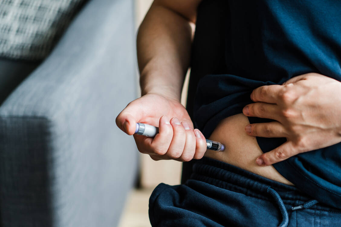 An Dauereinstichstellen können lokale Veränderungen des Unterhautfettgewebes auftreten. / © Getty Images/Olena Malik