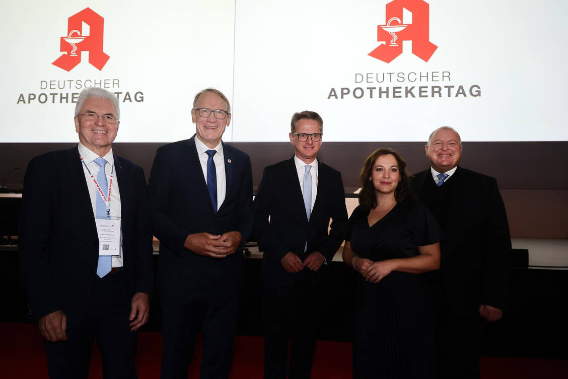 Der Deutsche Apothekertag 2026 hat begonnen. Von links nach rechts: Hans-Peter Hubmann, Vorsitzender des Deutschen Apothekerverbandes, Thomas Preis, ABDA-Präsident, Carsten Linnemann, Bundesgesundheitsminister, Ina Lucas, Ina Lucas, ABDA-Vizepräsidentin, Armin Hoffmann, Präsident der Bundesapothekerkammer. / © PZ/Alois Müller