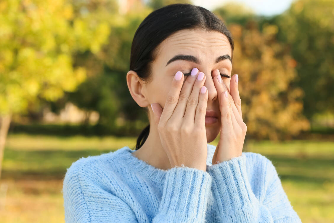 Hilfe bei tränenden und juckenden Augen: Ketotifen wird lokal in Form von Augentropfen bei allergischer Konjunktivitis eingesetzt. / Foto: Adobe Stock/Pixel-Shot