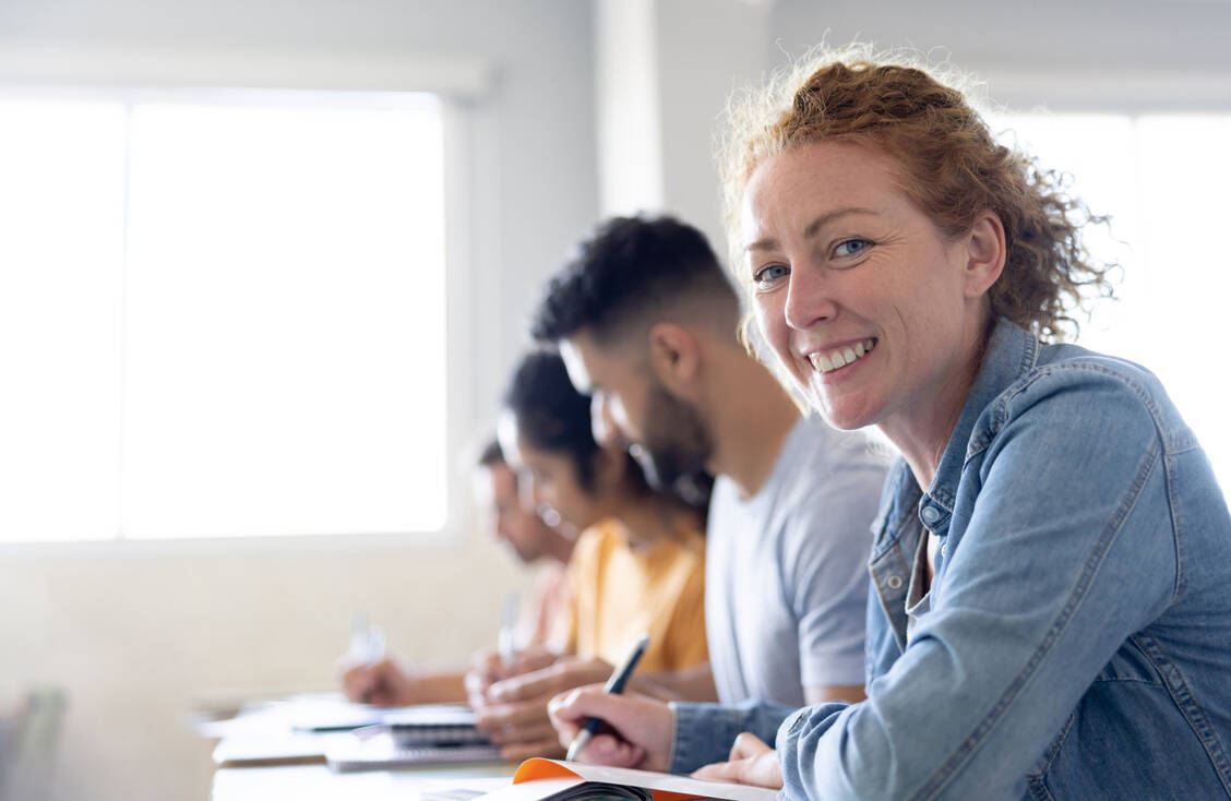 Das Angebot richtet sich insbesondere an Menschen, die zum Beispiel aufgrund familiärer oder beruflicher Verpflichtungen keine Vollzeitausbildung absolvieren können. / © Getty Images/andresr