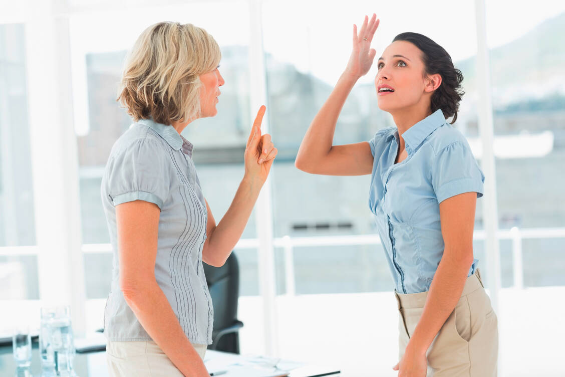 Selten, dass sich im Team alle mögen. Das muss auch nicht sein, wenn man es selbst schafft, einem weniger sympathischen Kollegen unvoreingenommen und freundlich gegenüber zu treten.  / Foto: Adobe Stock/WavebreakMediaMicro