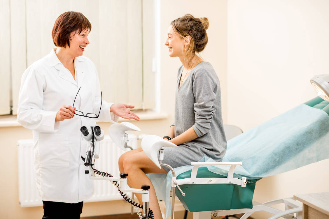 Ein positiver HPV-Test ist keinesfalls mit einer Krebsvorstufe oder gar Krebs gleichzusetzen. Infektionen mit dem Virus verlaufen symptomlos und machen keine Therapie erforderlich. Dennoch sollte der nächste HPV-Test zur Beobachtung schon ein Jahr danach erfolgen. / Foto: Adobe Stock/rh2010