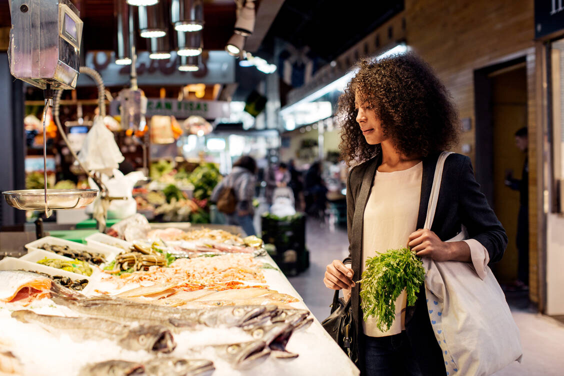 Öfter mal Fisch statt Fleisch auf dem Teller wertet die Ernährung auf. / Foto: Getty Images/Cavan Images
