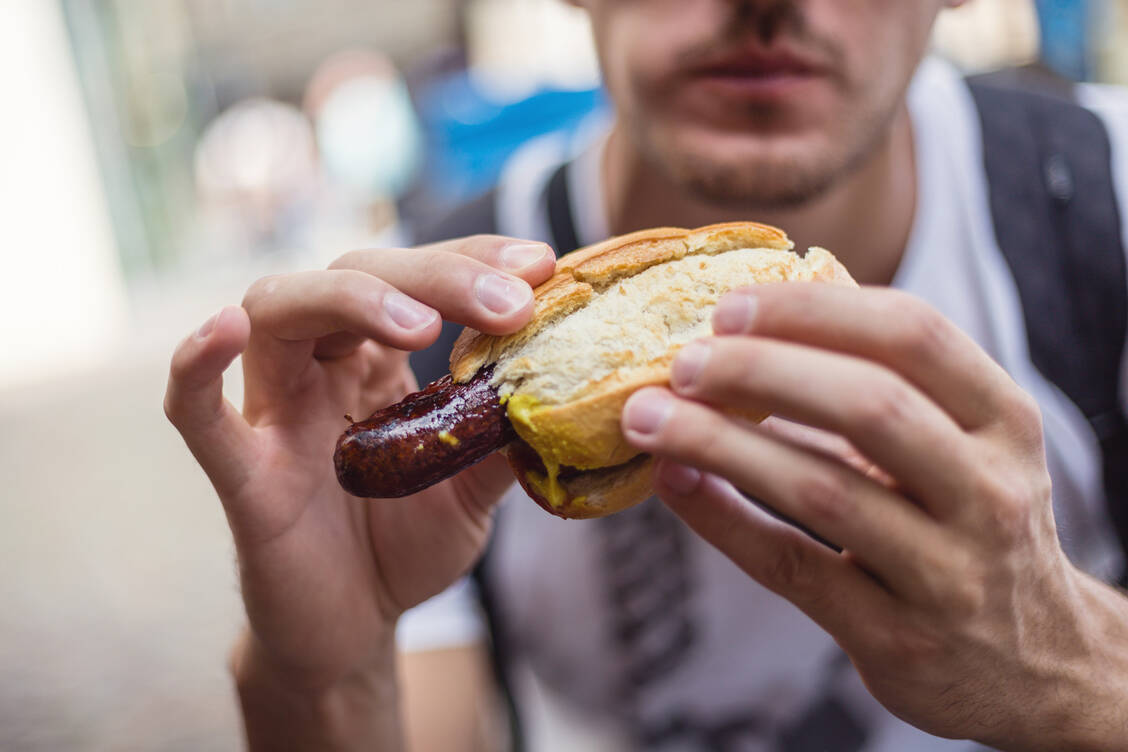 Wirkt vor allem bei Männern: Schon eine kleine Menge weniger rotes und/oder verarbeitetes Fleisch (wozu auch Bratwürste gehören) pro Woche kann dazu beitragen, das Typ-2-Diabetes-Risiko signifikant zu senken.   / Foto: Getty Images/FluxFactory