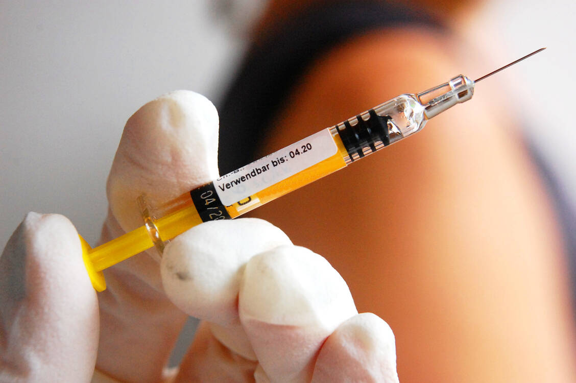 Für Impfungen gibt es keine Altersgrenzen. Gerade ältere Patienten profitieren von dem Schutz vor Infektionen. / Foto: Adobe Stock /miss_mafalda