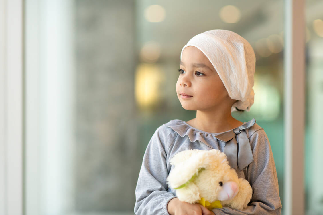 Kinder und Jugendliche, die eine Krebserkrankung überstanden haben, haben ein  geringes Rückfallrisiko. Als Erwachsene werden sie trotzdem in vielen Bereichen benachteiligt.  / © Getty Images/FatCamera