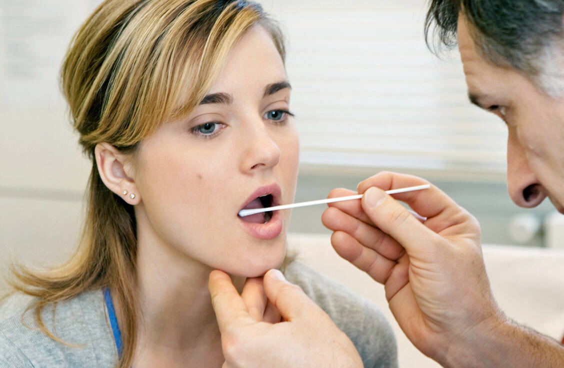 Vor allem bei Rachenabstrichen kann das Ergebnis bei Menschen, die eine Covid-19-Erkrankung durchgemacht haben, auch mal negativ ausfallen, obwohl noch Virenmaterial vorhanden ist. / Foto: Shutterstock/Image Point Fr