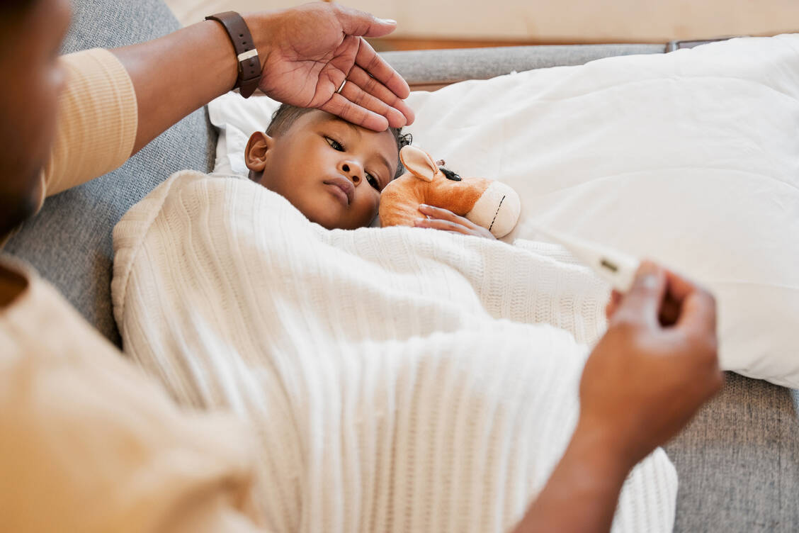 Fieberkrämpfe hinterlassen in der Regel keine bleibenden Schäden. Ein vorbeugendes Fiebersenken hat Studien zufolge keinen Effekt auf das Auftreten. / © PeopleImages/Getty Images