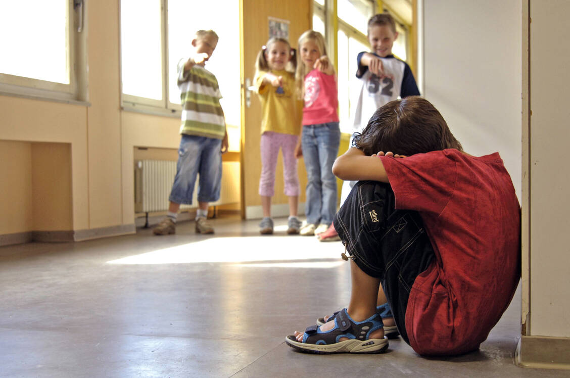 So früh wie möglich müssen Kinder lernen zu verstehen, wie sehr es schmerzt, ausgegrenzt zu werden.  / Foto: Imago/Emil Umdorf