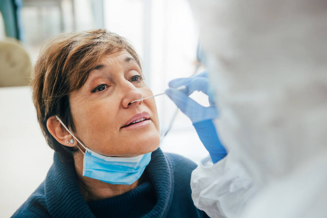Der Corona-Schnelltest wird zunehmend zur wöchentlichen Routine für alle Bürgerinnen und Bürger. Dabei helfen auch zahlreiche PTA mit. / Foto: Adobe Stock/BASILICOSTUDIO STOCK