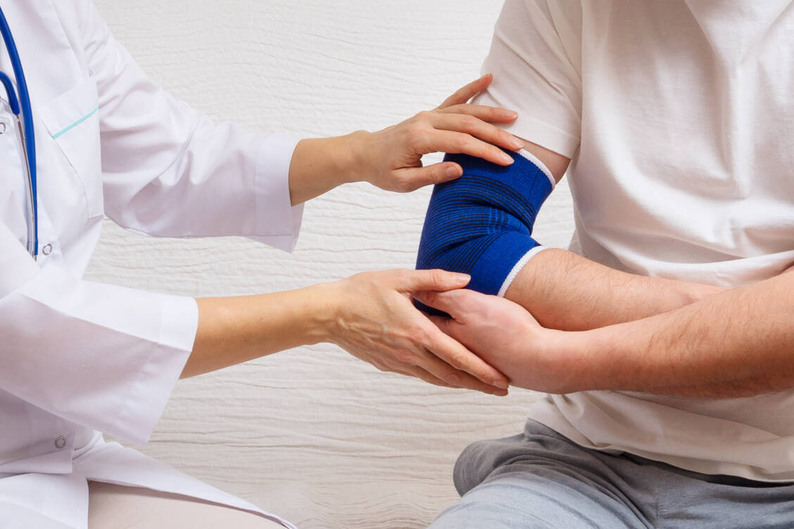 Ein weiteres Mittel, zu dem Schmerzgeplagte gerne greifen, sind Schienen und Bandagen. / Foto: Adobe Stock/mdbildes