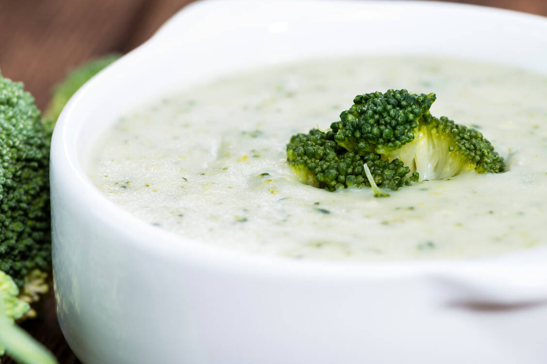 Aus Strünken von Brokkoli lässt sich eine schmackhafte Suppe kochen. / © Getty Images/Erika Bunea