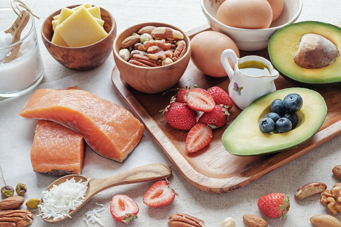 Bei der Keto-Diät landen insbesondere fettreiche Lebensmittel auf dem Speiseplan. / Foto: Adobe Stock/sewcream