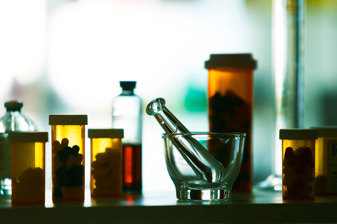 Die Auswahl entscheidet: Längst nicht alle Arzneimittel können sondengängig gemacht werden. PTA und Apotheker können gegebenenfalls bei der Suche nach einer geeigneten Alternative helfen. / Foto: Getty Images/Stevecoleimages