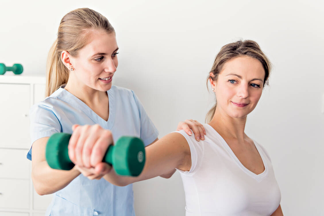 Mit gezieltem Krafttraining wird versucht, die Beschwerden zu lindern und das Fortschreiten zu verlangsamen. / Foto: Shutterstock/Lopolo
