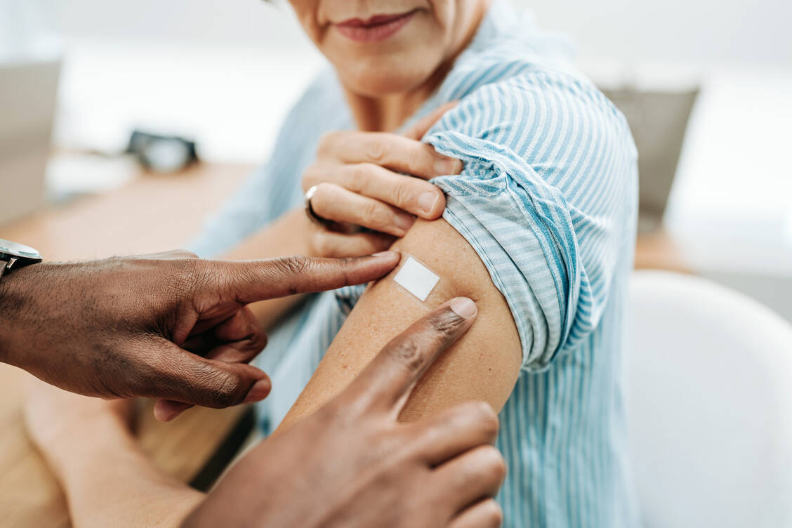 Forschende haben Unterschiede im Immunsystem von Männern und Frauen gefunden und schließen daraus, dass Alter und Geschlecht bei Impfungen und Medikamenten stärker berücksichtigt werden sollten. / © Getty Images/andreswd